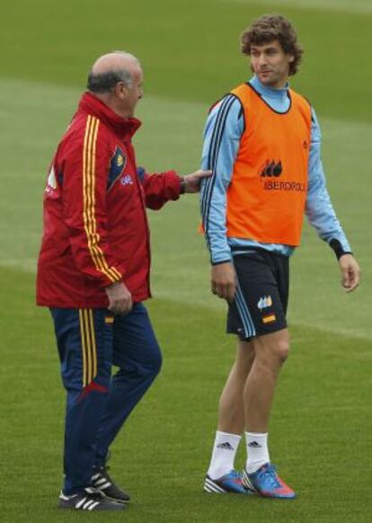 Vicente del Bosque con Llorente durante un entrenamiento.