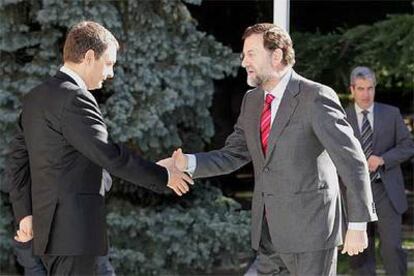 José Luis Rodríguez Zapatero y Mariano Rajoy, en el palacio de La Moncloa en marzo de 2006.