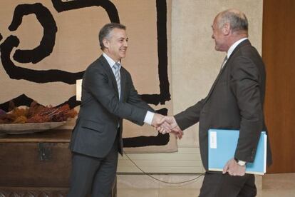 El 'lehendakari', Iñigo Urkullu, recibe, a la izquierda, al presidente de Aquitania, Alain Rousset.