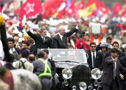 Tras la ceremonia oficial, Lula, quien quiso que su investidura fuera una fiesta para el pueblo financiada por su partido con unos 400.000 dólares, paseó en Rolls Royce entre las multitudes. "Yo participé de este cambio", proclamaban los banderines que fueron distribuidos.