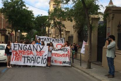 Protesta de padres, alumnos y profesores este lunes ante las puertas del centro.