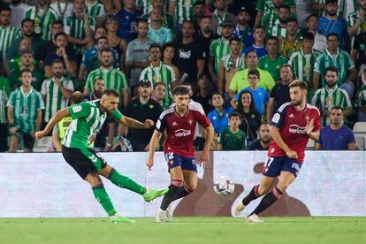 Borja dispara para hacer el gol del triunfo ante Osasuna.