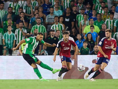 Borja dispara para hacer el gol del triunfo ante Osasuna.