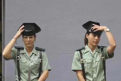 Dos guardias civiles se colocan sus respetivos tricornios durante el acto.