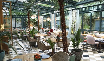 Panorámica del restaurante Botania, en Madrid, que mezcla en su decoración plantas reales y plantas artificiales.
