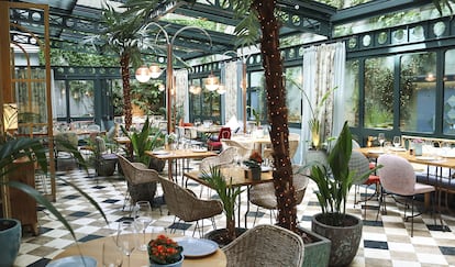 Panorámica del restaurante Botania, en Madrid, que mezcla en su decoración plantas reales y plantas artificiales.