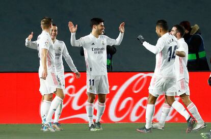 Marco Asensio recibe la felicitación de los compañeros por su gol al Celta.