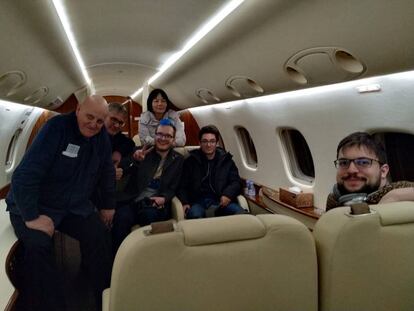 Vachier-Lagrave y Caruana junto a los demás pasajeros del avión privado que los evacuó de Yekaterimburgo el 27 de marzo de 2020