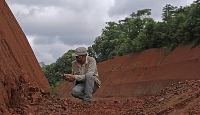 El investigador Antonio Rosas en un corte del terreno donde se pueden encontrar fósiles.