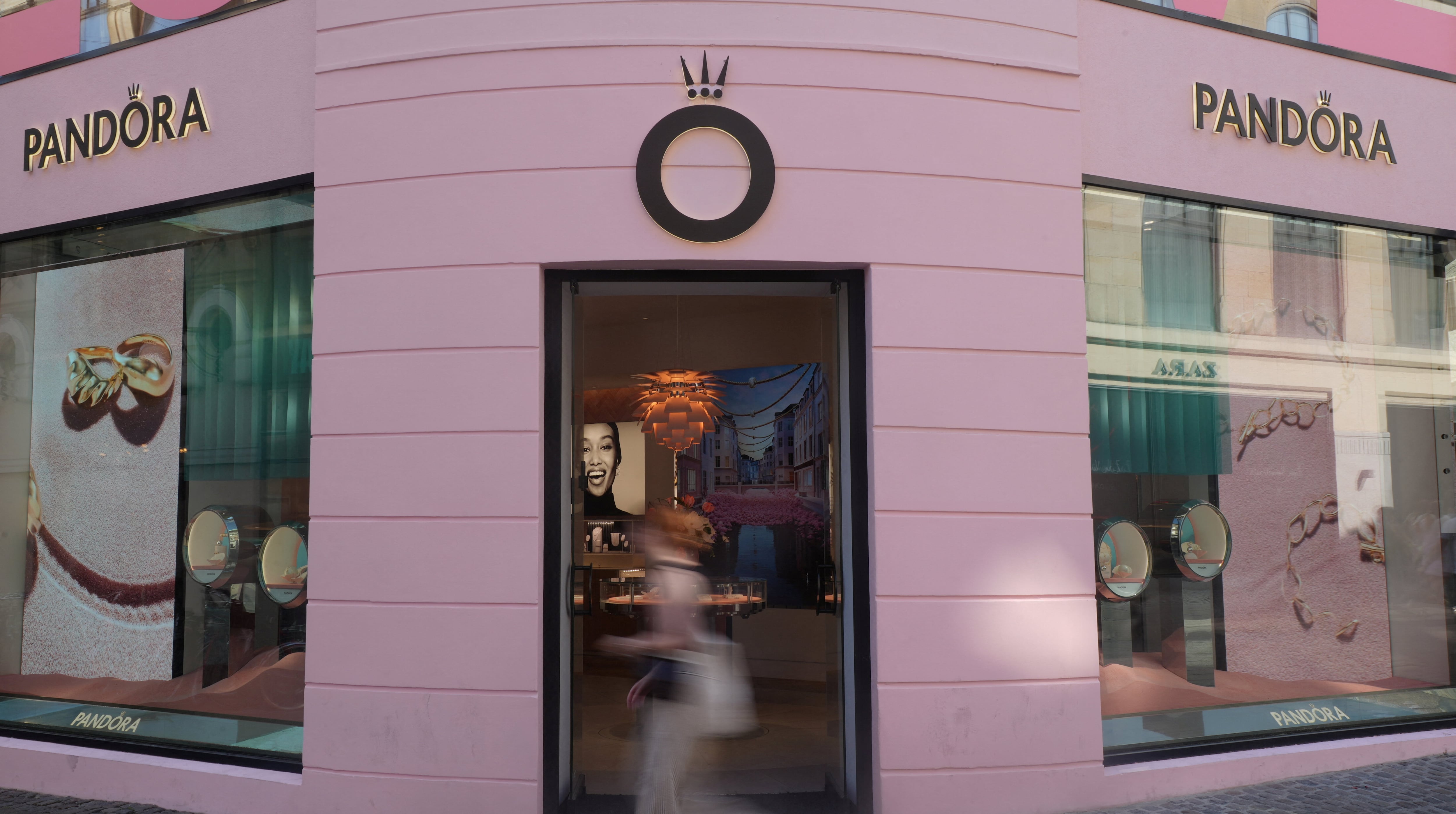 Tienda de la joyería Pandora en el centro de Copenhague, Dinamarca.