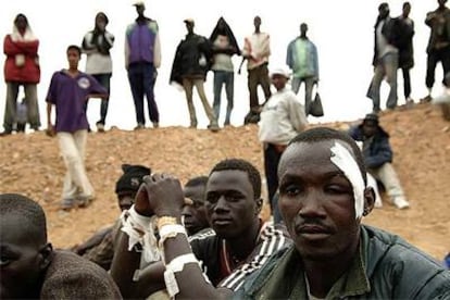 Inmigrantes en el pedregal de Ain Chuater, en el límite entre Argelia y Marruecos, ayer, antes de ser recogidos.