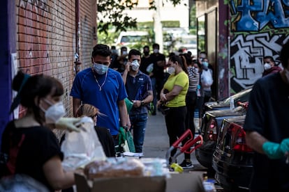 Entrega de alimentos na associação de moradores do bairro de Aluche, em Madri, em razão da crise econômica provocada pela crise sanitária do coronavírus.