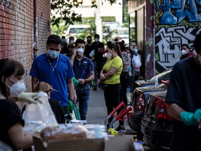 Entrega de alimentos na associação de moradores do bairro de Aluche, em Madri, em razão da crise econômica provocada pela crise sanitária do coronavírus.