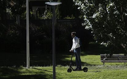 Un hombre pasea a bordo de un patinete eléctrico en el parque Carlos Sainz, en la Avenida de Huertas.