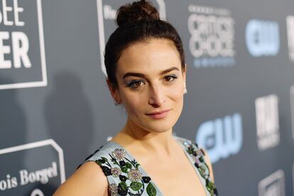 Jenny Slate – La actriz de Venom y Parks and Recreation contó en su visita al programa de Ellen DeGeneres cómo el miedo de haber crecido en una casa encantada en Massachusetts había “moldeado por completo su personalidad” en la madurez: “Cuando mis padres se mudaron a la mansión sabían que había muerto gente y mi padre se encontró a un viejo capitán de barco en las escaleras”.