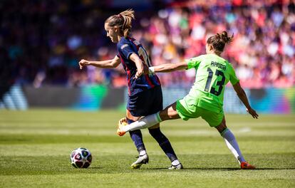 La jugadora alemana Felicitas Rauch golpea las piernas de la jugadora azulgrana Hansen.

