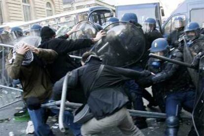 Policías antidisturbios se enfrentan a los estudiantes durante una manifestación en el Barrio Latino de París ayer.