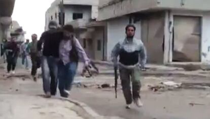 Imagen de un vídeo grabado por rebeldes en Rastan, Homs.