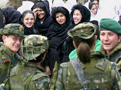 Afganas y militares españolas confraternizan durante la celebración del Día de la Mujer Trabajadora en Kabul.