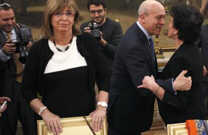 Reunión del ministerio y los consejeros de educación, en octubre de 2012. En primer término, la consejera catalana Irene Rigau. A la lado, Wert saluda a la consejera vasca Isabel Celaa.