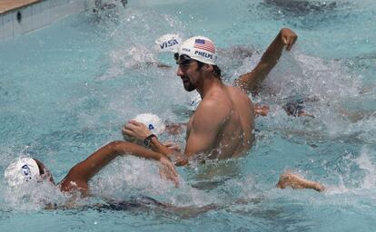 Michael Phelps da una clase de nataci&oacute;n a una veintena de ni&ntilde;os de una favela de R&iacute;o de Janeiro.