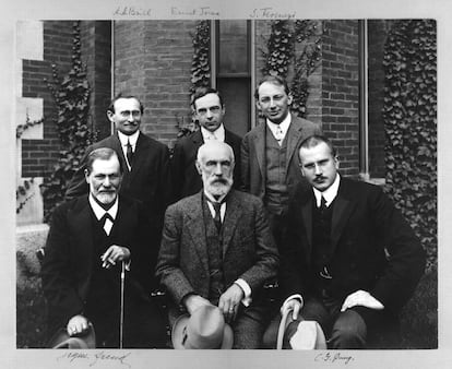 Jung, sentado a la derecha, junto a Sigmund Freud y a otros psicoanalistas en la Universidad de Clark en 1909.&nbsp;