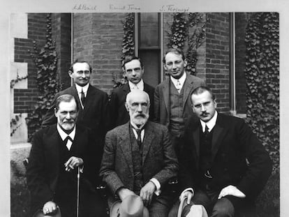 Jung, sentado a la derecha, junto a Sigmund Freud y a otros psicoanalistas en la Universidad de Clark en 1909.&nbsp;