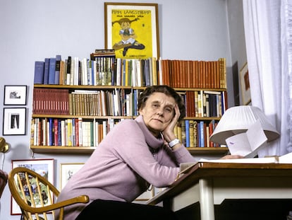 La escritora Astrid Lindgren, en 1978, en el piso de Estocolmo en el que residió durante seis décadas.