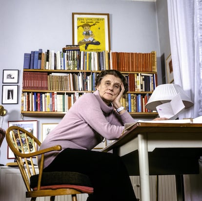 La escritora Astrid Lindgren, en 1978, en el piso de Estocolmo en el que residió durante seis décadas.