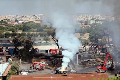Vista panorámica donde se muestra los daños causados tras la explosión de un deposito de GLP en Roma, este viernes.