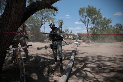 guardia nacional resguarda una de las bombas para extracción de agua en Sabinas Coahuila