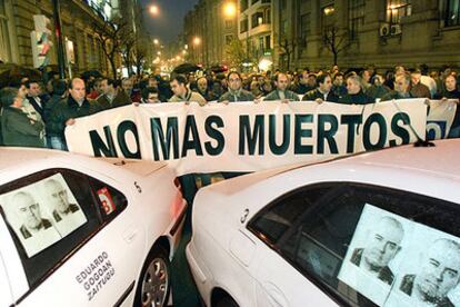 Manifestación de duelo de los taxistas bilbaínos por el asesinato de su compañero.