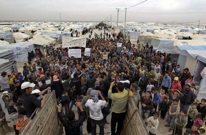 Refugiados sirios en una manifestación en el campo de de Zaatari, en Siria, para pedir a la comunidad internacional armas para el Ejército Libre de Siria, en febrero de 2013.