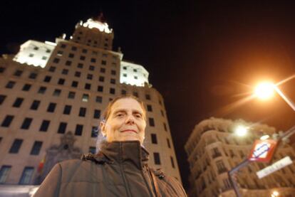 Inés Cárdenas, delante del edificio de Telefónica que proyectó su padre Ignacio Cárdenas.