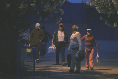 Temporeros se dirigen al trabajo cerca del Rocío (Huelva).