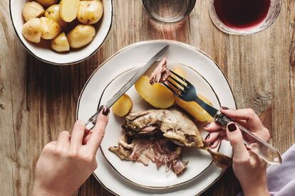 Ángela Quintas, experta en Nutrición Clínica, pediría ensalada 'Niçoise' (con verduras, atún, anchoas y patatas); pescado al mamelote (guisado) con 'ratatouille'. Y un café 'gourmand'.  “El uso generalizado de la mantequilla como grasa de cocción hace que se incremente el valor calórico de sus platos”, dice Quintas: “Un elemento a tener en cuenta en una carta donde, además, las guarniciones son demasiado habituales”. En este sentido, la experta recomienda cambiar “las clásicas patatas por una 'ratatouille'. Estas verduras asadas al horno acompañan bien a cualquier plato proteico”. De postre, no hay por qué resistirse a los dulces franceses. Para la dietista “los 'mignardises', pequeños pastelitos que acompañan al café 'gourmand', son perfectos. Quitan las ganas de dulce sin aportar demasiadas calorías”. ¿Queso? “Solo un trocito. Y de alguna variedad baja en grasa…”, propone.