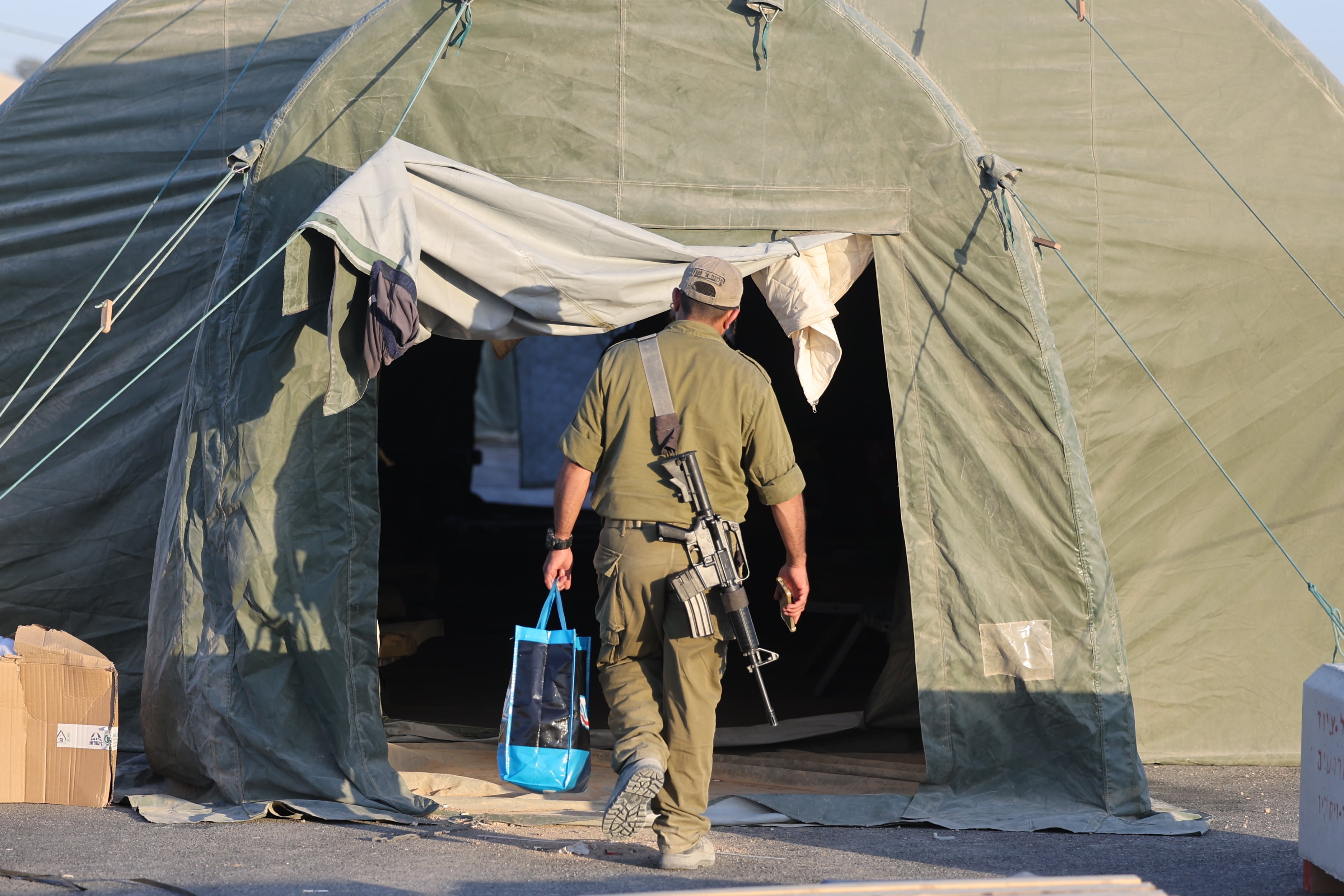 Un soldado israelí entra en su tienda militar en el sur de Israel el pasado 2 de septiembre.