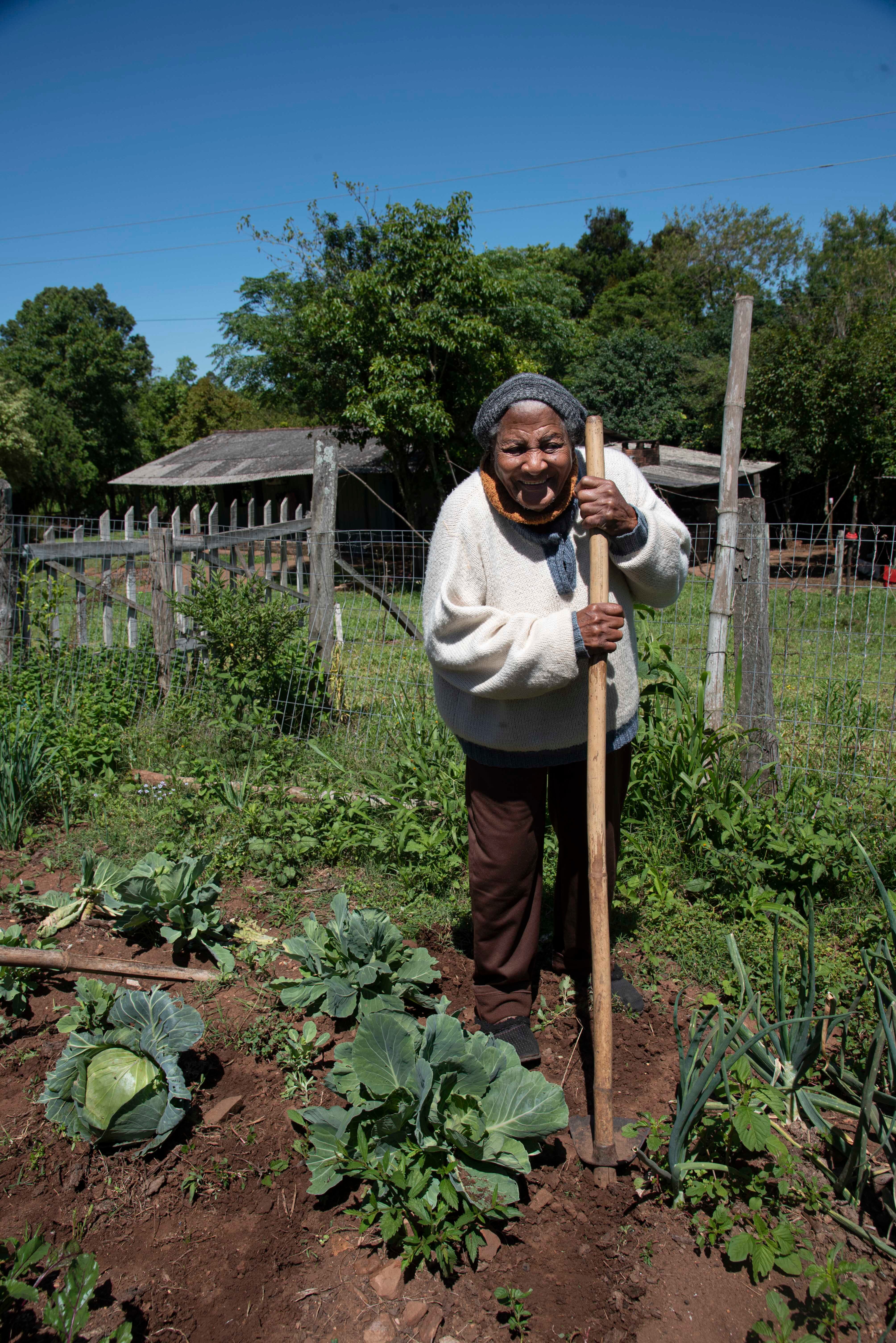 Doña Silvina, de 100 años, trabaja en su huerta en una quilombola.