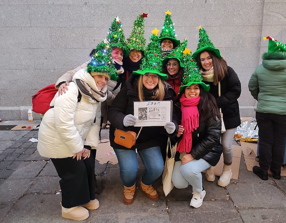 Un grupo de mujeres en la cola para acceder al Teatro Real de Madrid, este domingo. 