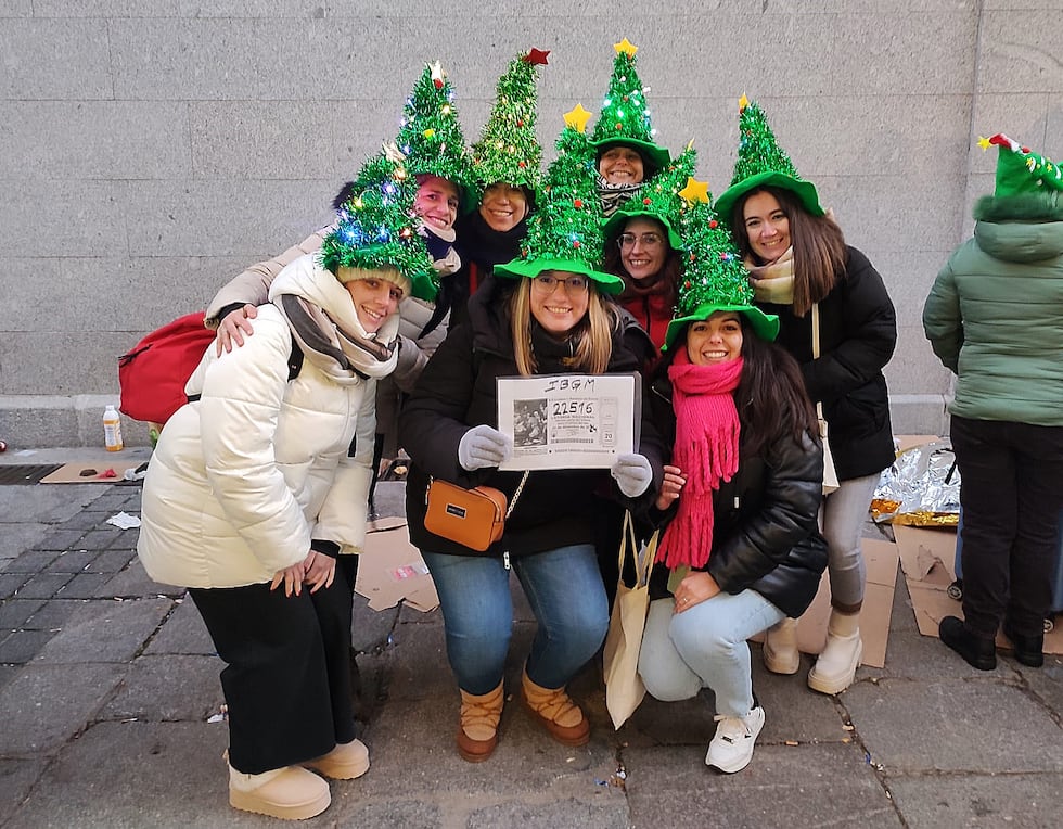 Un grupo de mujeres en la cola para acceder al Teatro Real de Madrid, este domingo.