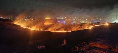 Vista del terreno ardiendo durante el incendio de Tres Cantos la pasada madrugada, del 11 al 12 de agosto.