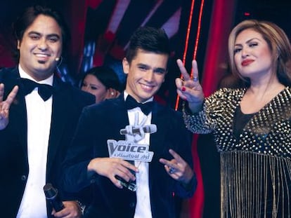 El ganador de la edición de 2014 de 'La voz de Afganistán', Najibullah Sherzad (centro), entre dos presentadores del programa que emite Tolo Televisión.