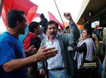 Un grupo de personas de la Federación de Estudiantes Universitarios y del Movimiento Popular Democrático de Ecuador protesta en Quito contra la decisión del Constitucional de devolver sus cargos a 51 de los 57 diputados destituidos a principios de marzo.