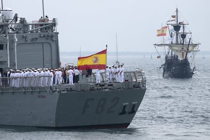 La fragata Victoria y la réplica de la Nao Victoria, juntas en la desembocadura del Guadalquivir.