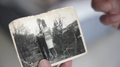 Una foto de Manuel y su esposa Antonia, en Sóller, Mallorca, en los años sesenta. Él amenizaba las noches de un hotel de tres estrellas, el Marina.