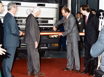 El presidente de Fiat, Gianni Agnelli (segundo por la izquierda), y el rey Juan Carlos celebran la salido del primer modelo Iveco de la fábrica de Barajas (Madrid) en 1992.