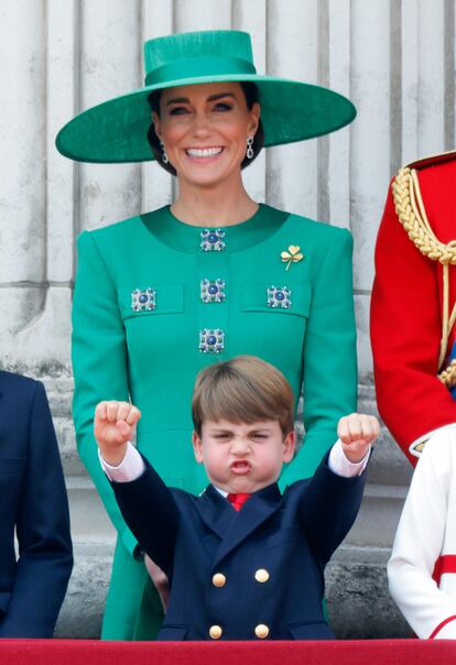 La ceremonia del 'Trooping the color' es uno de los eventos más importantes para la familia real británica. Kate Middleton suele confiar en Alexander McQueen para las grandes ocasiones. Sin embargo en esta vez se ha decantado por un vestido verde de Andrew GN.