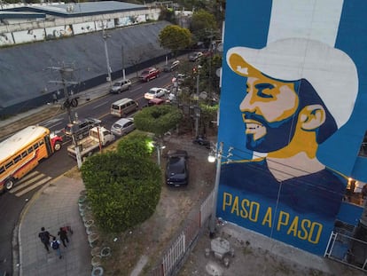 Vista aérea de un mural en el complejo de apartamentos Zacamil que representa al presidente Nayib Bukele en la localidad salvadoreña de Mejicanos, el viernes 26 de enero de 2024. 