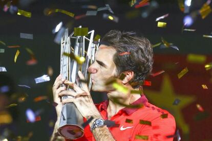 Federer besa el trofeo de campeón 