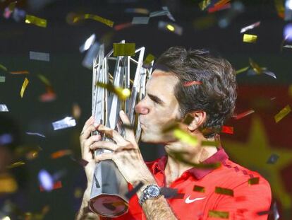 Federer besa el trofeo de campeón 